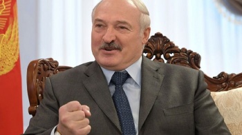 Президент Беларуси Александр Лукашенко поздравил Садыра Жапарова с победой