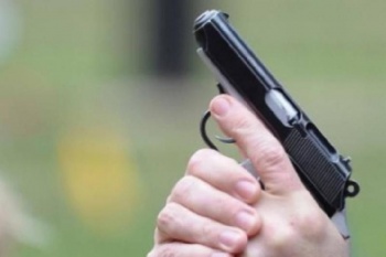 В Нарыне пьяный мужчина материл и угрожал пистолетом главе госадминистрации