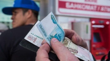 Трудовые мигранты стали переводить на родину больше денег
