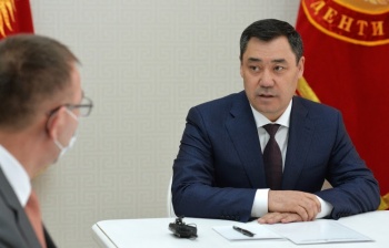 Жапаров поручил принять меры для недопущения резких колебаний курса сома