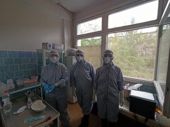 От коронавируса выздоровели за сутки три медработника