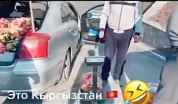 В Бишкеке у "Белого дома" устроили стихийную торговлю яблоками (Видео)