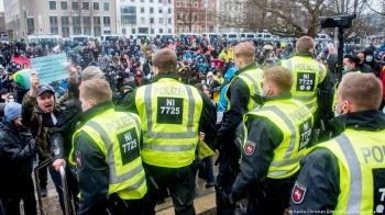 По всей Германии прошли массовые акции протеста против локдауна