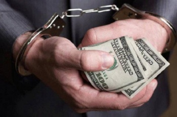 В Бишкеке за взятку задержаны налоговики