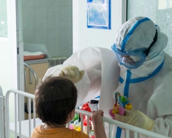 В РУз количество детей, заболевших COVID-19, связали с британским штаммом