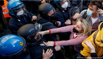В Риме протестующие против ограничений вступили в схватку с полицией
