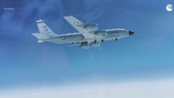 Кадр перехвата разведывательного самолета RC-135 ВВС США над Тихим океаном