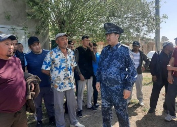 Суйун Омурзаков проводит разъяснительную работу в Баткенской области