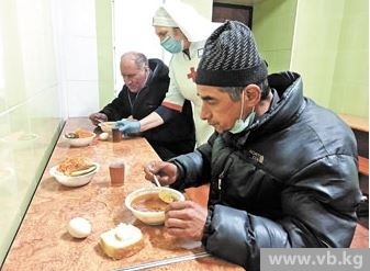 В Бишкеке запретили кормить нищих и бездомных