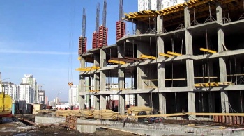 Бишкекте курулуп жаткан үйдөн кулаган  жигит ооруканага жетпей каза болду