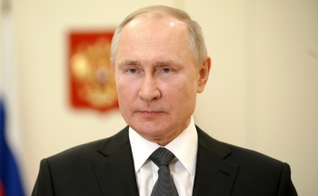 Путин Жапаровду жана кыргызстандыктарды Жеңиш майрамы менен куттуктады
