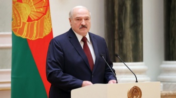 Лукашенко президенттин көз жумса бийликтин кимге өтөрү боюнча кол койду