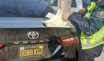 В Бишкеке проверяют водителей авто с иностранными госномерами