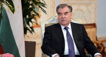 Рахмон чек ара чырында каза болгон жарандарынын жакындарына көңүл айтты