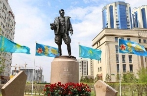 В РК установили памятник герою-ветерану, чья биография связана с КР