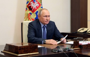 Путин призвал бороться с вирусом беспамятства среди молодежи