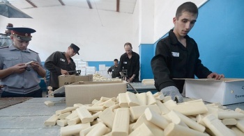 В РФ предложили восполнять нехватку мигрантов заключенными