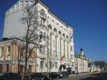 Кыргызстанцев в РФ проинформировали о порядке отправки грузов-200