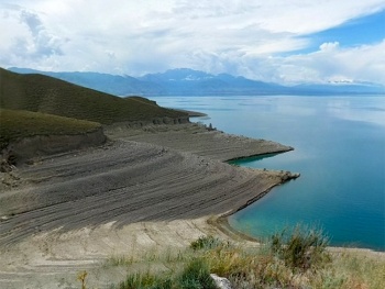 Реки в Нарыне обмелели, родники пересохли. Но КР начинает сброс воды РК