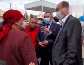 "Ради фото сюда приехал?". Главу Минздрава КР отчитала жительница Нарына