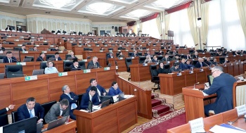 Народ о депутатах. "Протащить" чиновника на камеру, создав имитацию работы