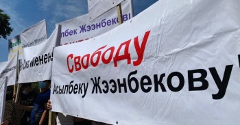 Адвокат Асылбека Жээнбекова заявляет, что на него оказывается давление