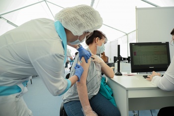 Мигранты из Кыргызстана в Москве начали вакцинироваться от COVID-19