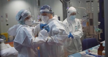 За сутки в Кыргызстане коронавирусом заразились 36 медицинских работников