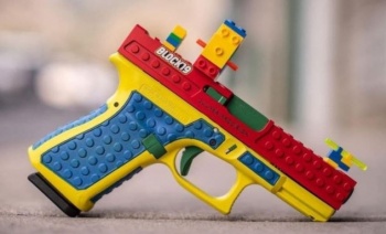 В США выпустили настоящий пистолет в виде игрушки Lego