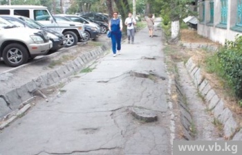 Бишкеский градоначальник обратил внимание на тротуар на улице Боконбаева