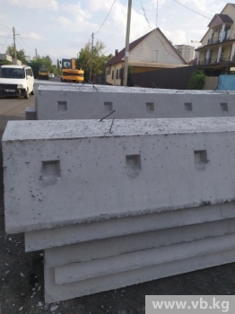 В Бишкеке укладывают новые арыки с браком