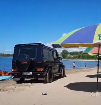 На Иссык-Куле внедорожник заехал на пляж с отдыхающими
