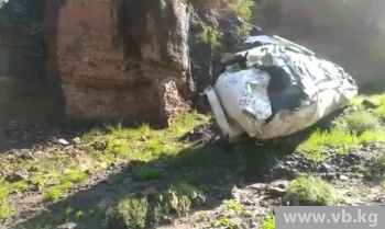 На трассе Бишкек-Ош перевернулся бензовоз, дизтопливо вытекло в реку Нарын