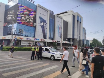 В Бишкеке милиция оцепила ЦУМ: в здании бомба, неизвестные взяли заложников