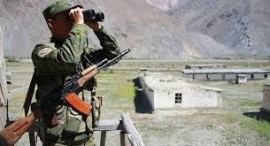 Таджикские военнослужащие начали рыть окопы на приграничном участке