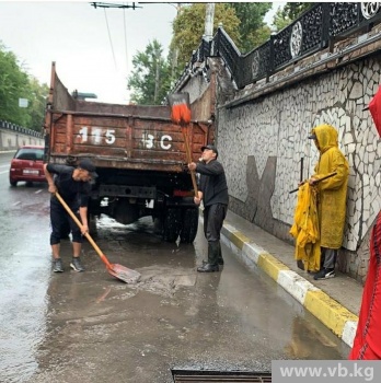 Во время устранения затопа под мостом нашли госномера автомобилей