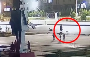 В Узбекистане водитель сбил младенца в коляске
