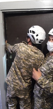 Одинокая пенсионерка оказалась заперта в собственной квартире