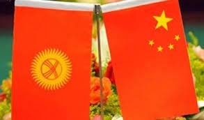 Посол КНР в КР Ду Дэвэнь передала гумпомощь школам Баткенской области