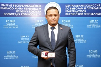 В Жогорку Кенеш продолжают приходить новые депутаты. Ахмедов принес присягу