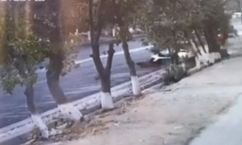 Автомобиль насмерть сбил людей на остановке в Таразе (видео)