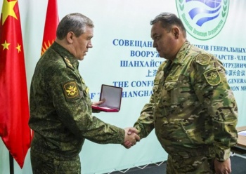 На учении "Мирная миссия" глав военных делегаций наградили знаком ШОС