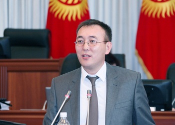 Жогорку Кенеш одобрил отставку председателя НБКР Толкунбека Абдыгулова