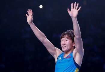 Айсуллу Тыныбекова одержала первую победу на чемпионате мира по борьбе