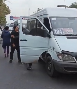 В Бишкеке водители маршруток устроили потасовку прямо на дороге (видео)