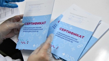 Трудовым мигрантам из КР в РФ порекомендовали российские вакцины
