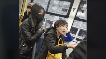 В Бишкеке пассажиры троллейбуса осудили подростка за ее грим (видео)