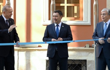 Садыр Жапаров поучаствовал в церемонии поднятия флага КР в Стамбуле