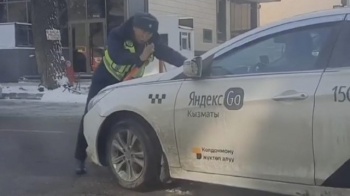 В Бишкек водитель партнера Яндекс Go прокатил на капоте патрульного