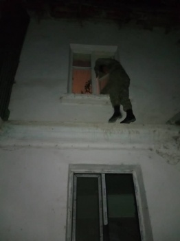 11-летний мальчик заснул и не открывал дверь. Родители вызвали спасателей.